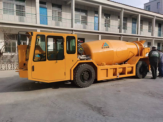 礦用混凝土攪拌運輸車(chē)